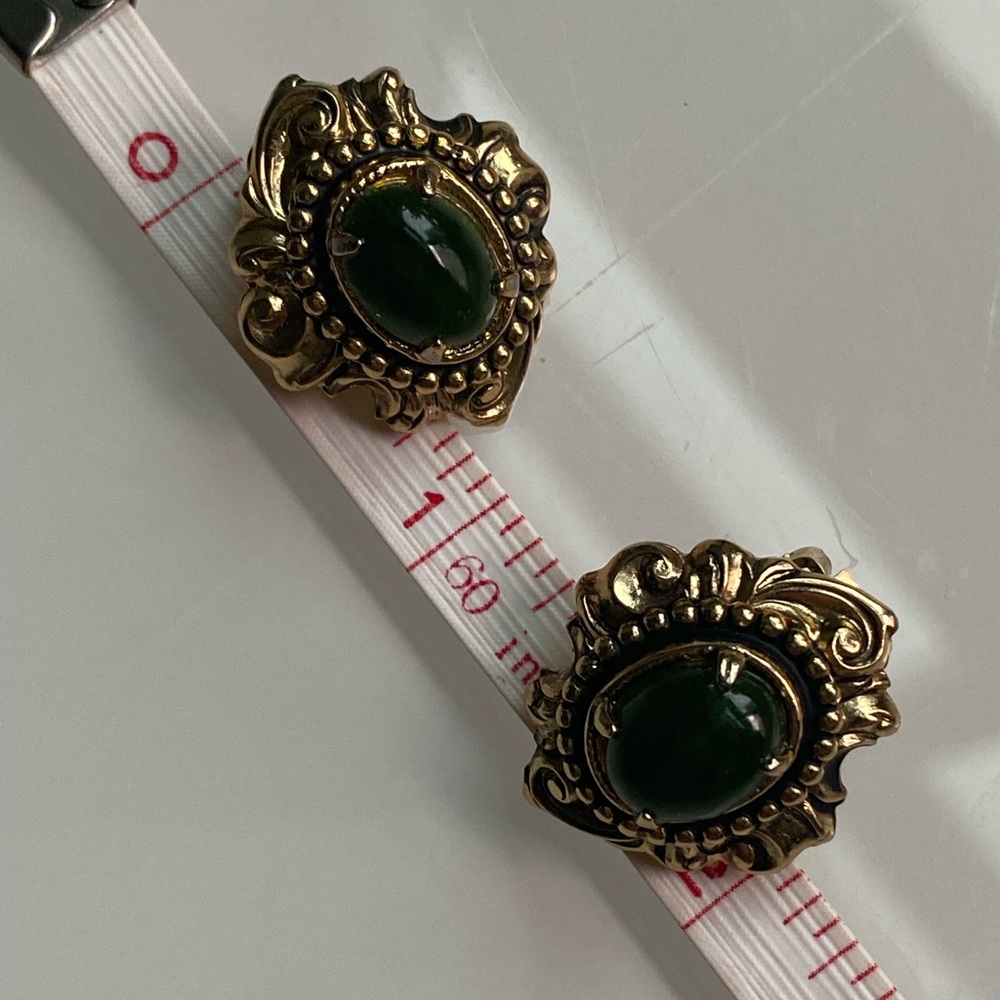 Vintage Gold Tone Green Jade Nephrite Cabochon Clip-On Earrings Ornate Victorian - Picture 6 of 7